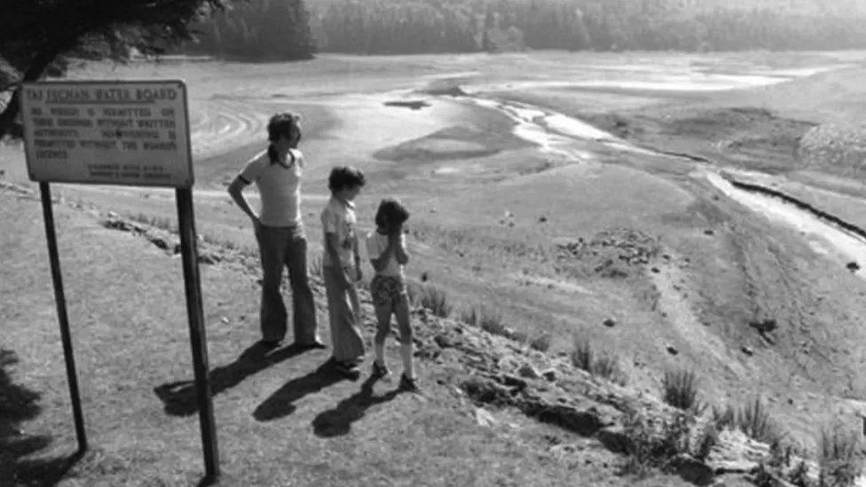 Sych: Cronfa Ddŵr Taf Fechan, Merthyr Tudful yn ystod haf poeth 1976