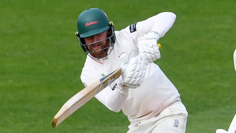 Tattersall y Holland pusieron a Leics en ventaja contra Glamorgan.