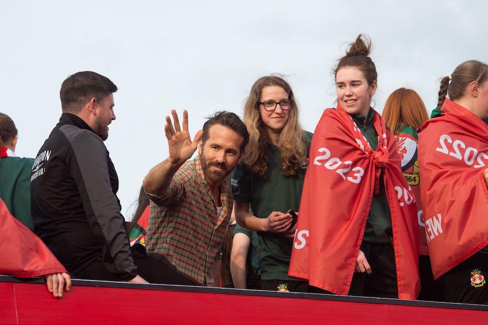 Ryan Reynolds waves to fans