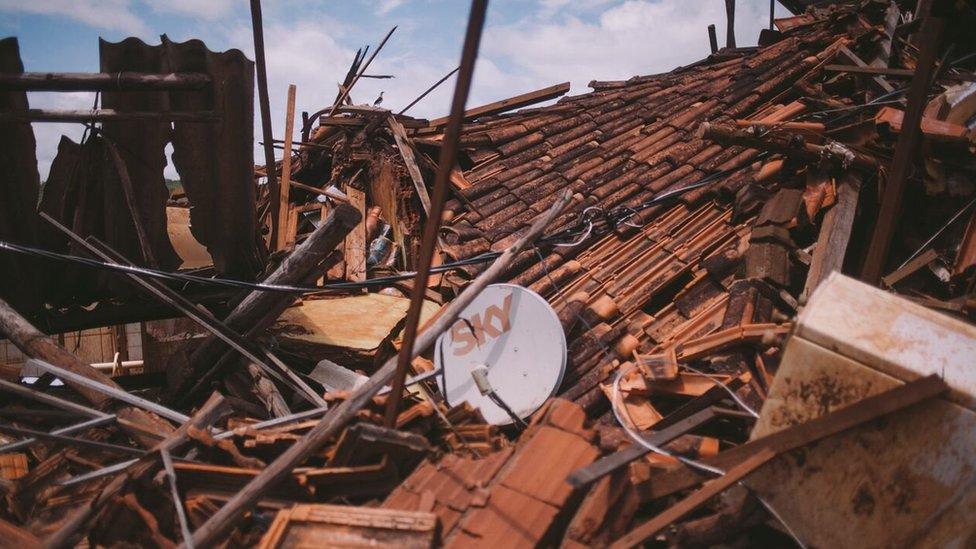 When the mud flow reached Bento Rodrigues, it smashed houses and public buildings, swept cars off roads and twisted trees