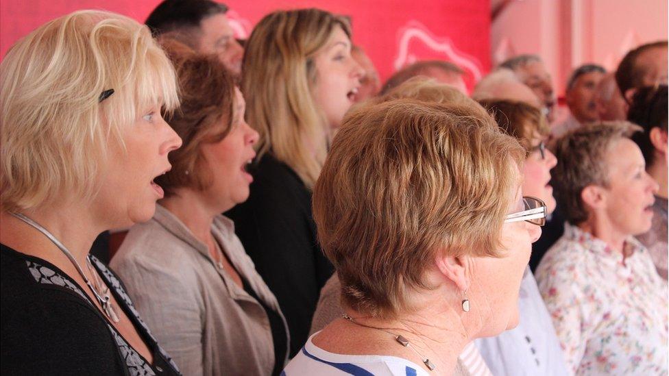 Aelodau o Gôr Bro Meirion yn canu'n iach // Members of the Bro Meirion choir hit the high notes