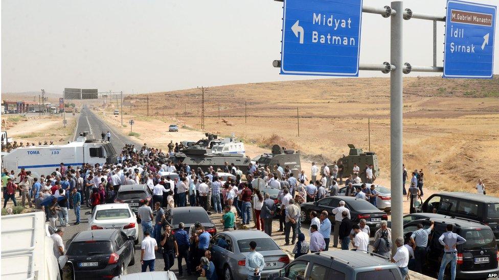 Turkish security forces block the road as a convoy of pro-Kurdish HDP delegates and their leader Selahattin Demirtas try to make their way to Cizre (9 September 2015)