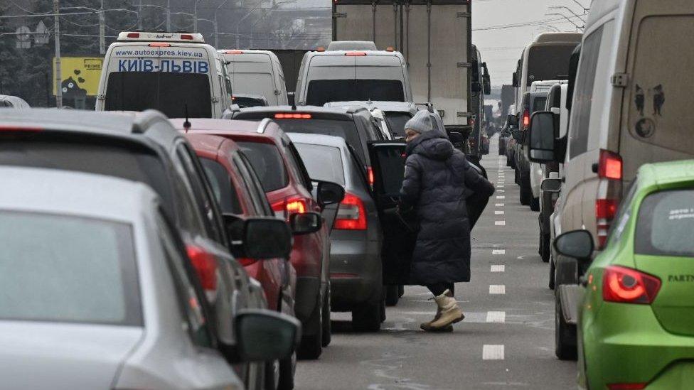 Traffic jams in Kyiv as people try to leave Ukraine