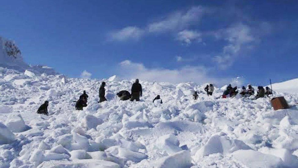 In this handout photograph released by the Indian Defence Ministry on February 8, 2016, Indian army personnel search for survivors after a deadly avalanche on the Siachen glacier.