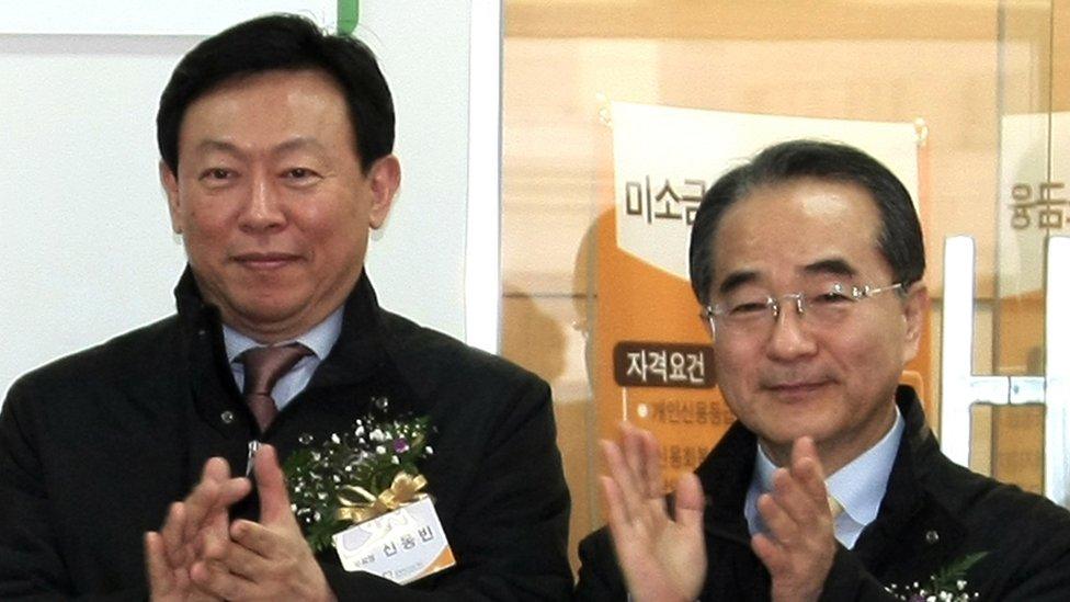 Lee In-won (right) and Shin Dong-bin