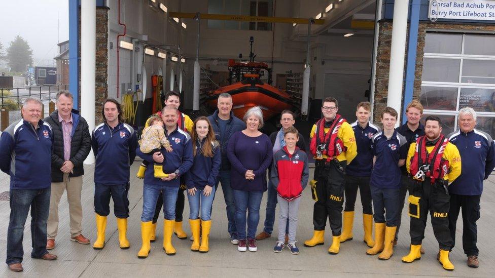 Jude Rees, ei fam a Ceri Saunders gyda chriw bad achub Porth Tywyn