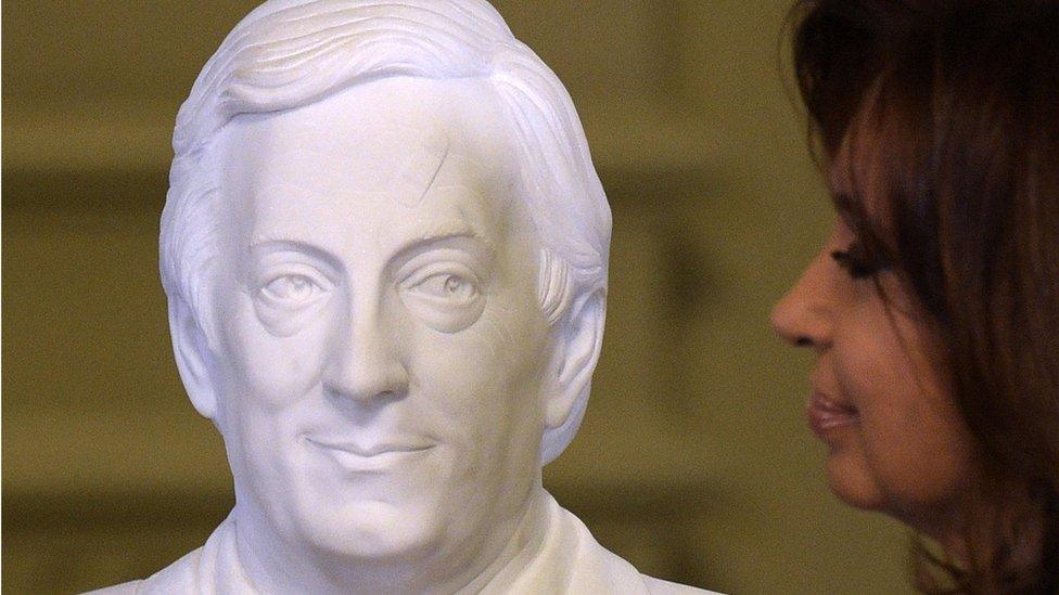 Outgoing Argentine President Cristina Fernandez de Kirchner looks at a bust of late Argentine President (2002-2007) Nestor Kirchner after unveiling it on her last day in power (9 December 2015)