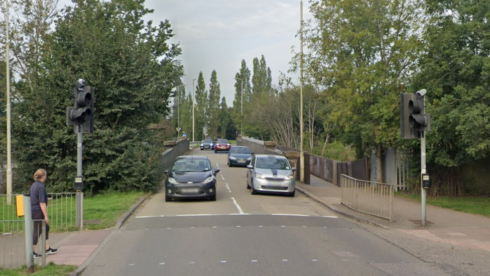 pedestrian crossing before the Twentieth Mile Bridge, in Welwyn Garden City.