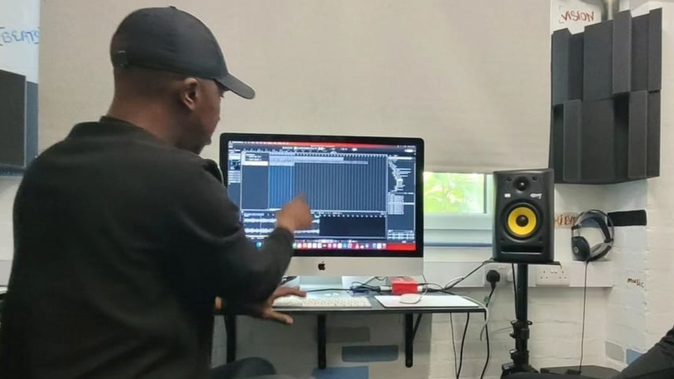 Man teaching music production