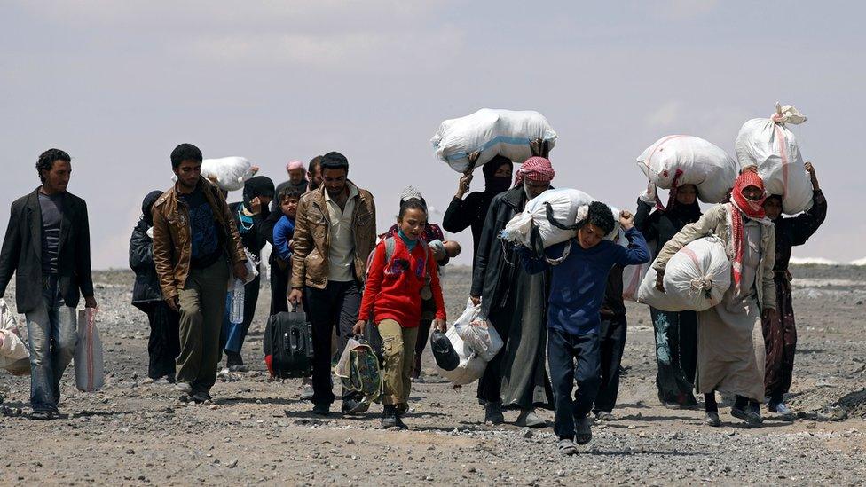 Internally displaced people who fled Raqqa carry their belongings as they leave a camp in Ain Issa, Raqqa province, Syria (4 May 2017)