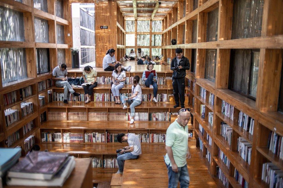 People reading inside Liyuan Library