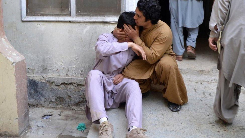 Men mourn in Quetta after the attack, 12 April