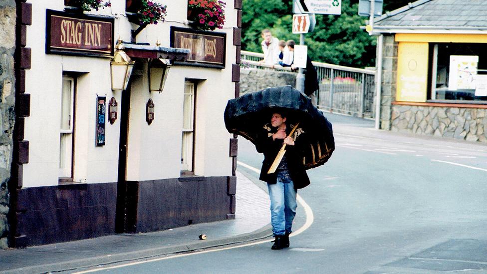 Twm Morus yn cyrraedd Sesiwn Fawr 2001