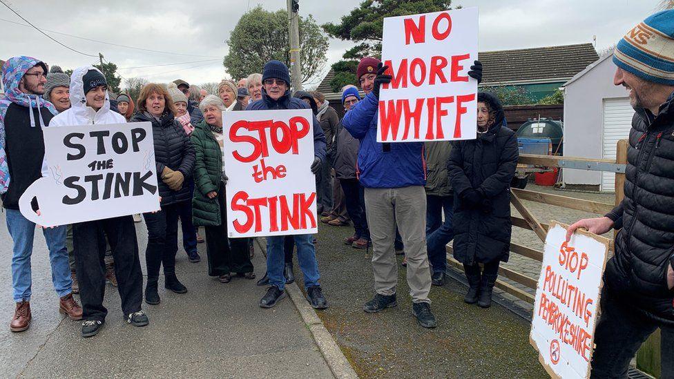 pobl yn protestio