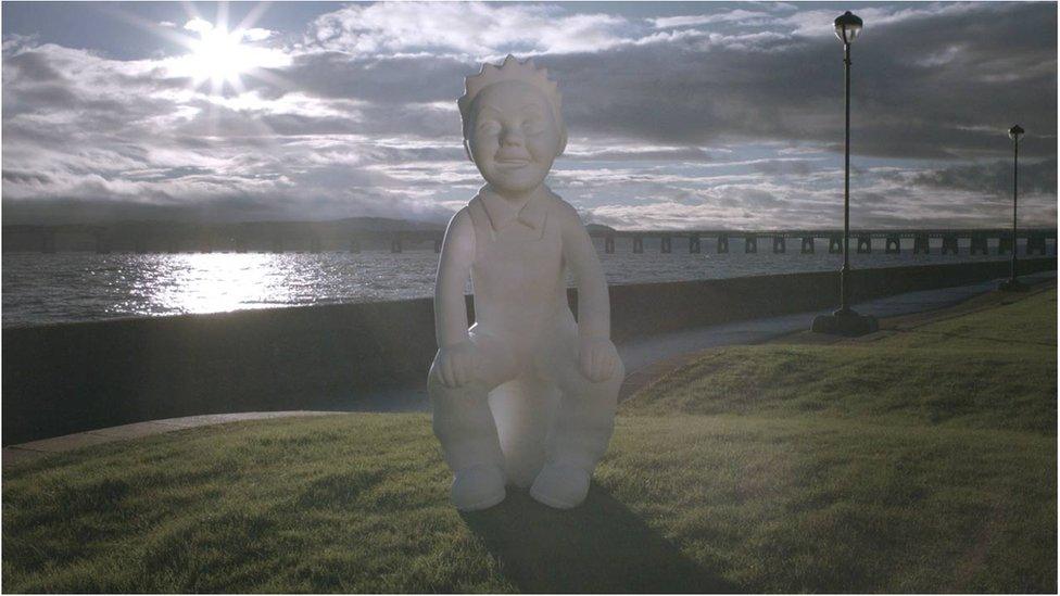 Sculpture of Oor Wullie in front of the Tay river