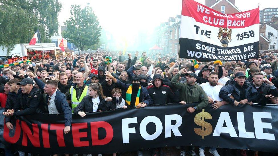 Manchester United fans protesting