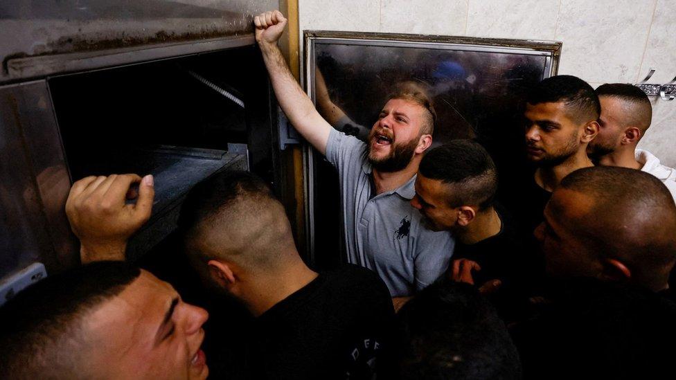 Relatives of a Palestinian man killed during an Israeli raid in the Jenin refugee camp react at a local mortuary (31 March 2022)