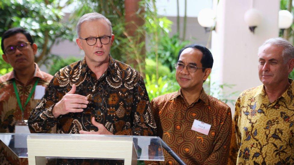 Australian Prime Minister Anthony Albanese (2nd L) speaks at Hasanuddin University on 7 June 2022