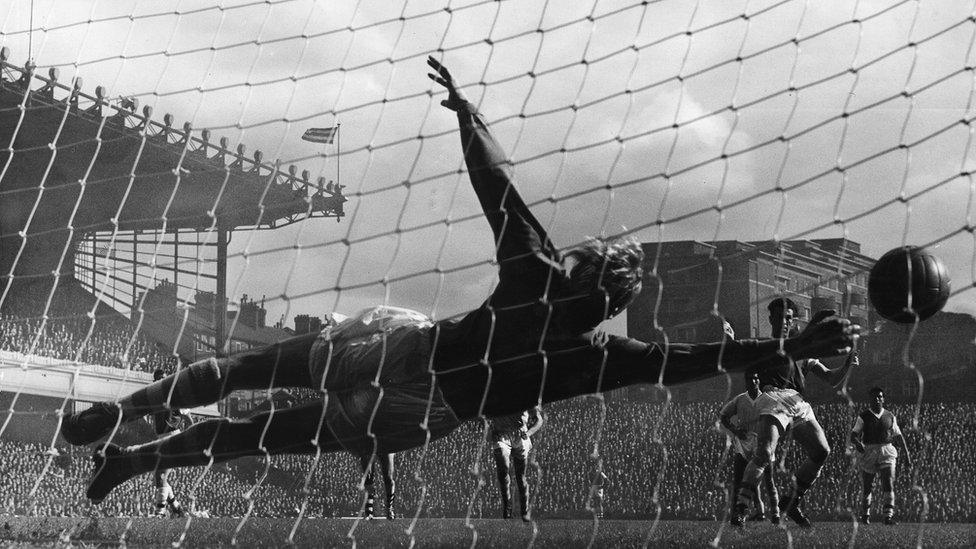 Bert Trautmann yn safio gol