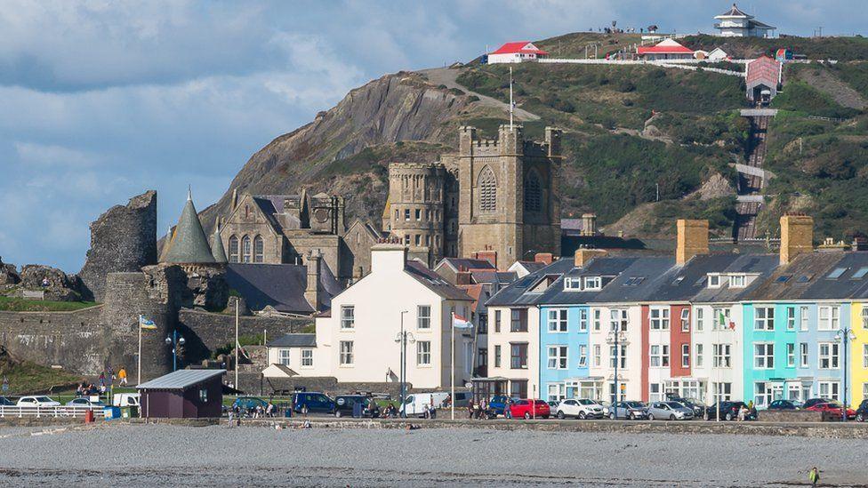 Tai ac adeiladau ar bwys y prom yn Aberystwyth