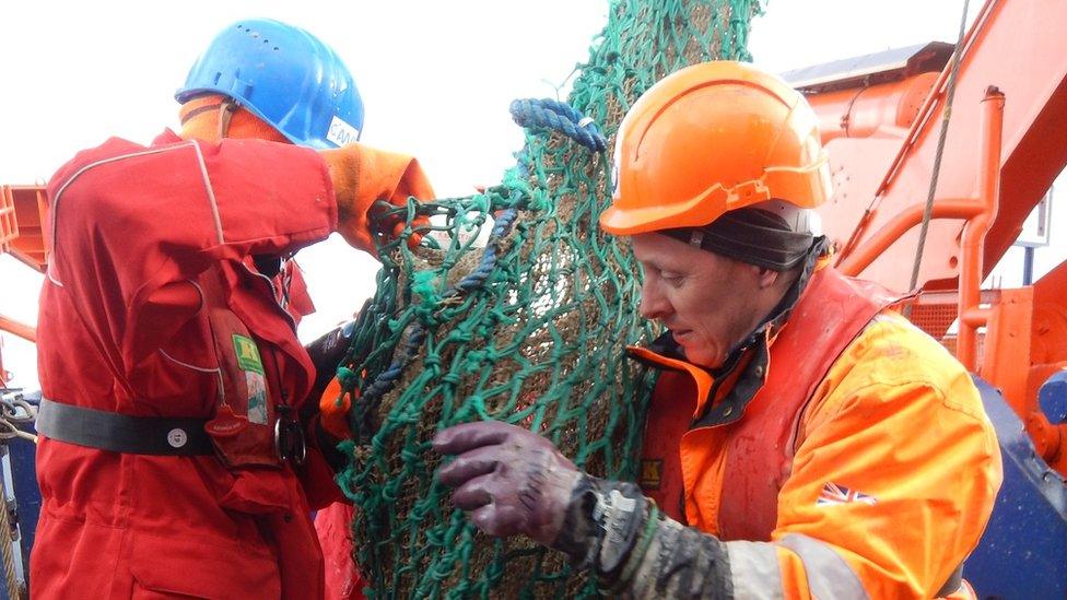 Huw yn gweithio ar y llong 'Boaty Mcboatface'