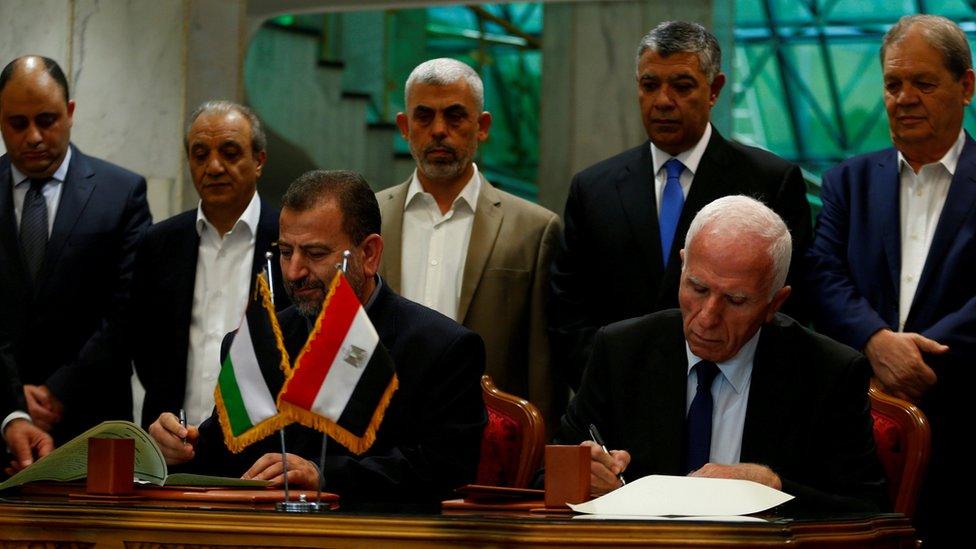 Head of Hamas delegation Saleh Arouri and Fatah leader Azzam Ahmad sign a reconciliation deal in Cairo, Egypt (12 October 2017)