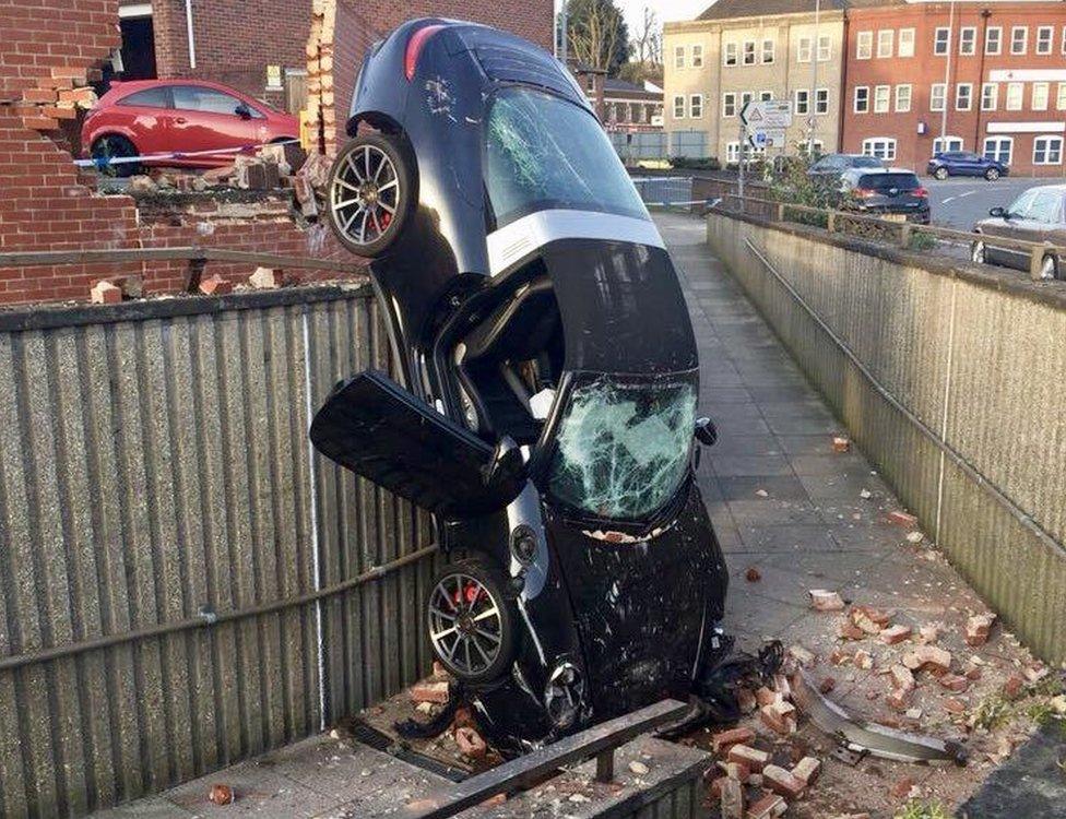 The nosedived Porsche 911 in the passageway