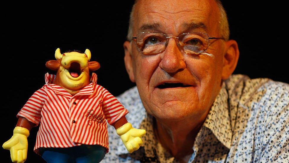 Jim Bowen with mascot Bully in 2008