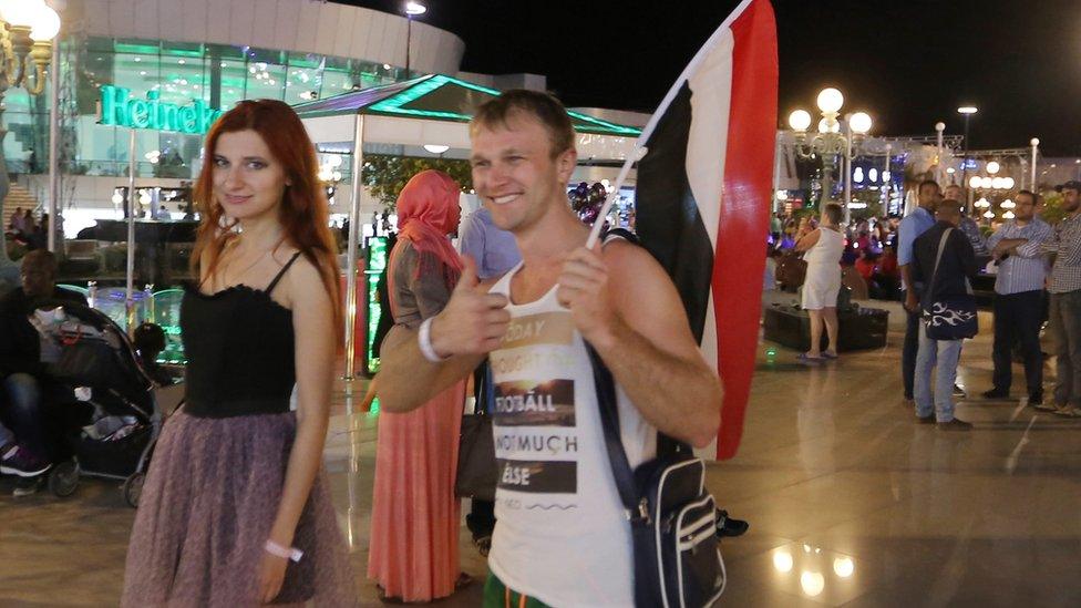 Russian tourists with Egyptian flag at the Sharm el-Sheikh holiday resort in Egypt (7 November 2015)