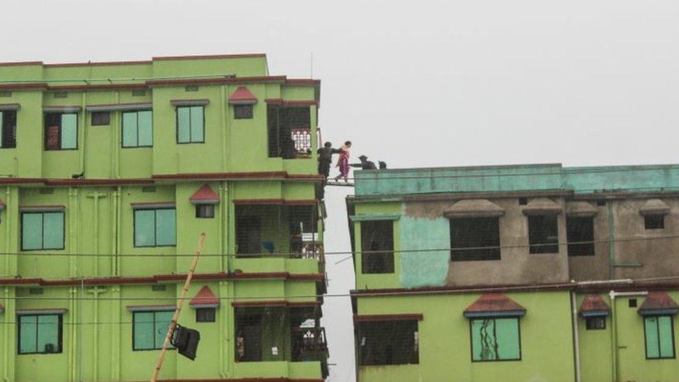 Bangladeshi troops evacuate civilians during an operation to storm an Islamist extremist hideout in Sylhet (26 March 2017)