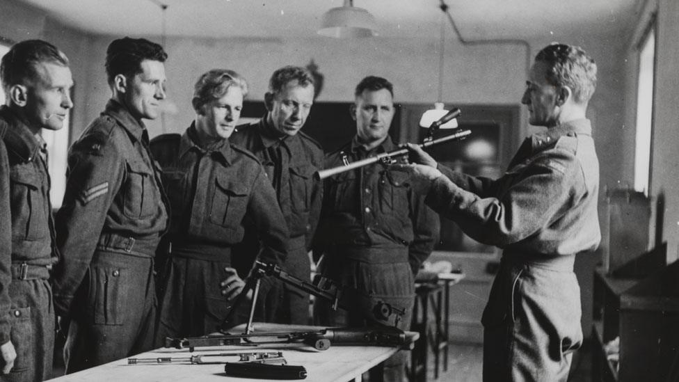 Norwegian soldiers receiving instruction in Scotland