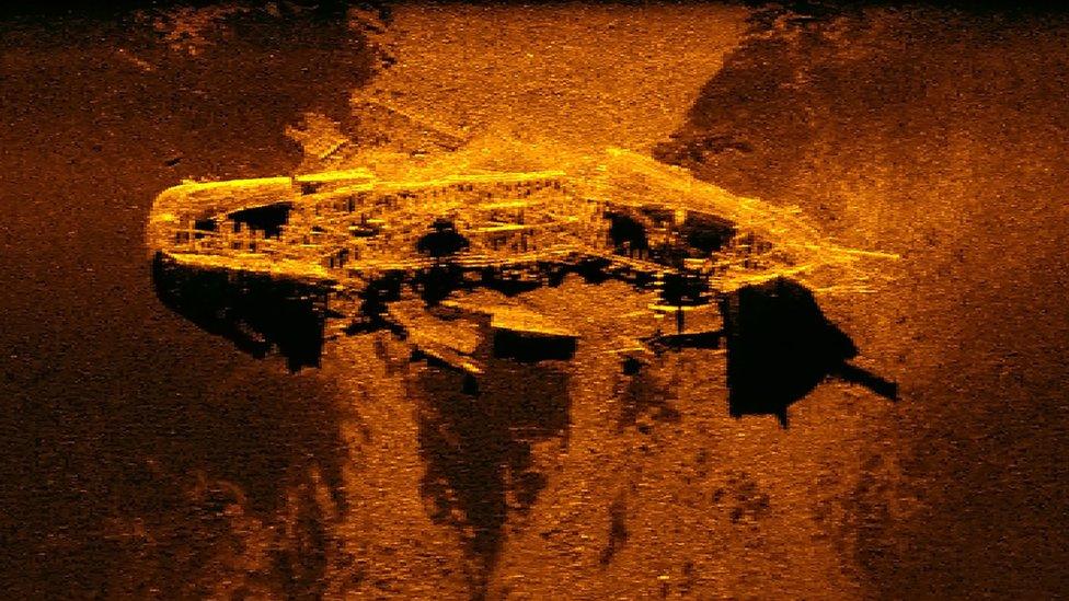 Sonar image of a shipwreck on the ocean bed