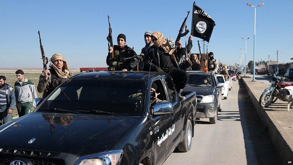 Islamic State militants in Tal Abyad, Syria (4 May 2015)