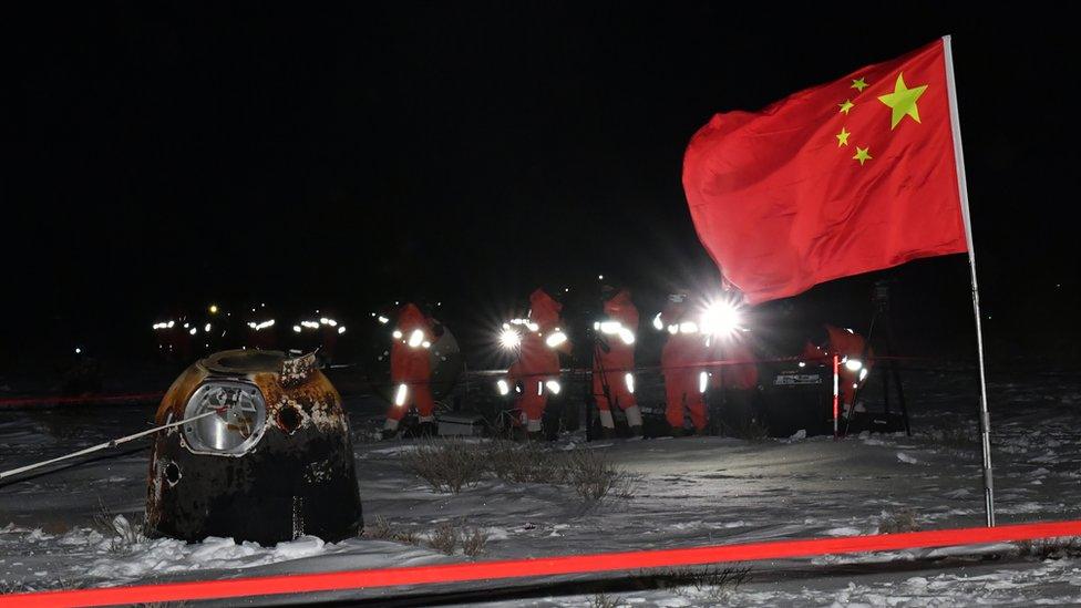 The Chang'e-5 spacecraft and a Chinese flag