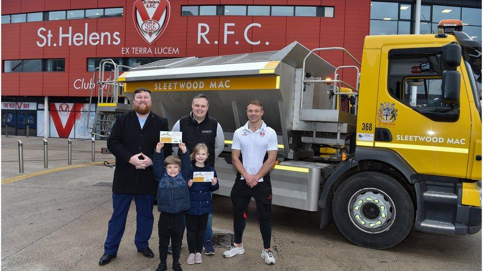 Sophie Hurst, 7, Jack Hurst, 6, with Jonny Lomax and Cllr Seve Gomez-Aspron,