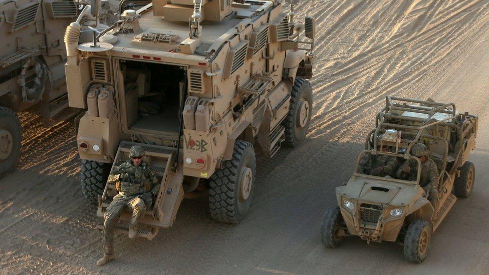 US soldiers at Qayyarah airbase, south of Mosul, Iraq (25 October 2016)