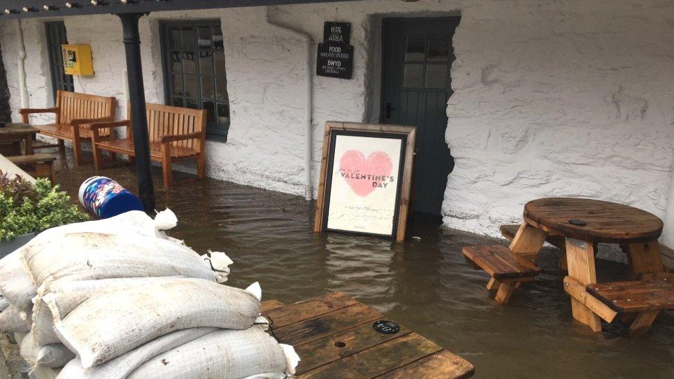 Gwesty George III, Penmaenpŵl, Dolgellau, fore Sul