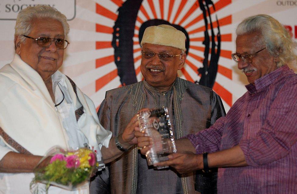 Basu Chatterjee (left) receiving an award from Adoor Gopalakrishnan in 2009