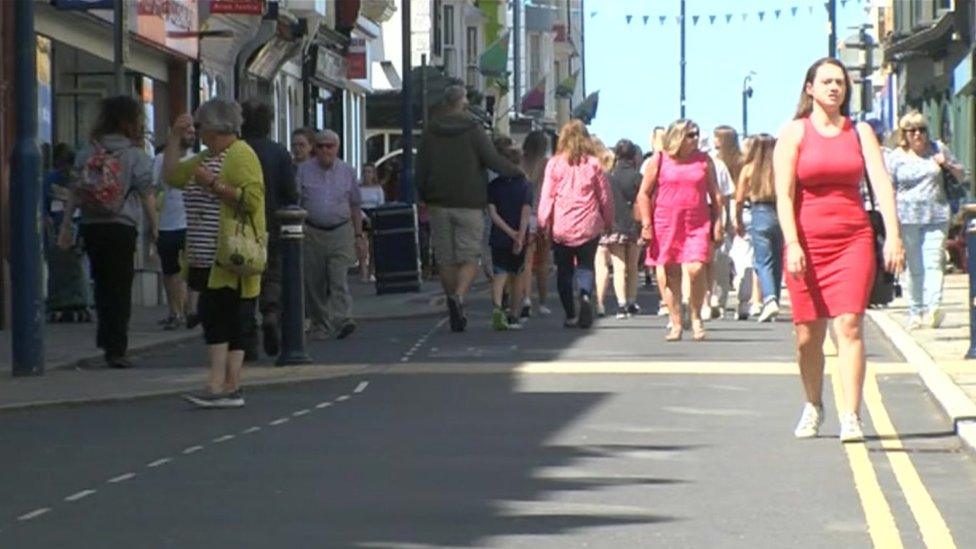 Pobl yn cerdded trwy ganol Aberystwyth