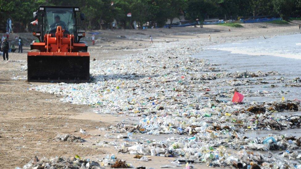 Truck cleaning up rubbish