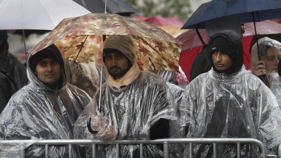 Migrants awaiting registration in Berlin, 8 Oct 15