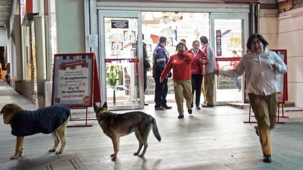 People leave a supermarket during a strong quake in Santiago on 16 September, 2015.