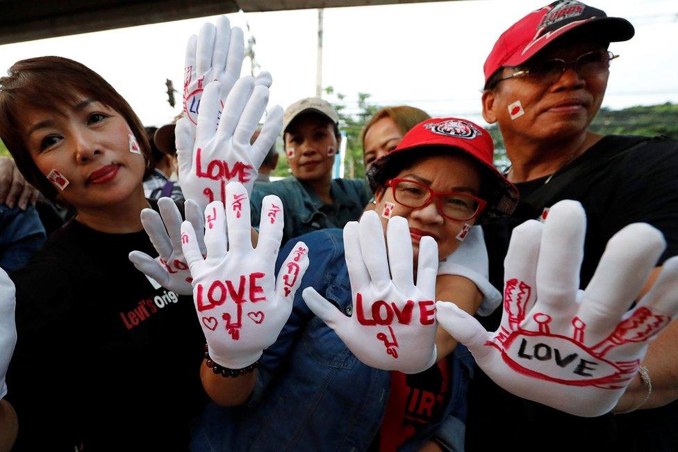 Supporters of ousted former Thai prime minister Yingluck Shinawatra wait for her at the Supreme Court in Bangkok, Thailand, 25 August 2017.