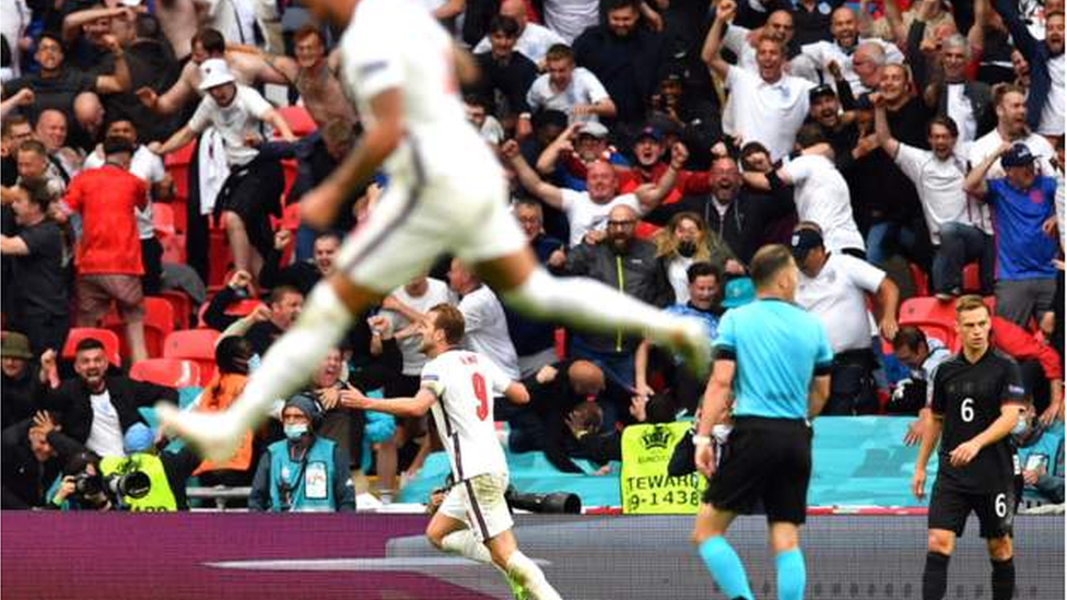 Bhuannaich Sasainn an aghaidh na Gearmailt aig Wembley, ach 's ann anns an Ròimh a chluicheas iad a-nis.