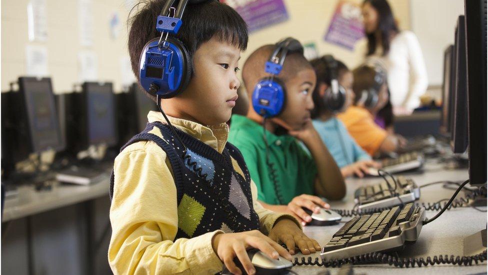 kids-on-computers-in-classroom