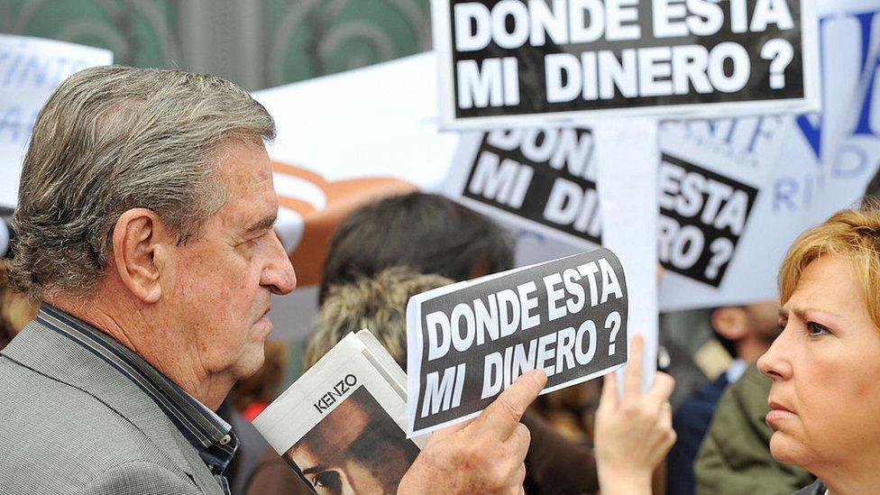 Spanish investors hold posters reading 'where is my money' to demonstrate against the Lehman Brothers' failure: October 13, 2008