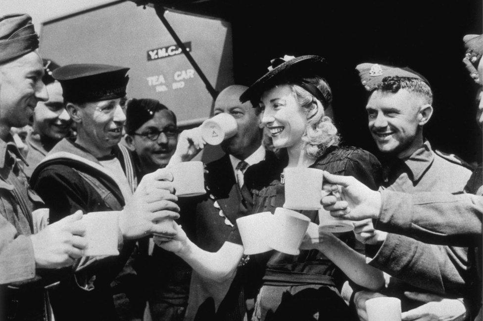 Vera Lynn and troops in 1942