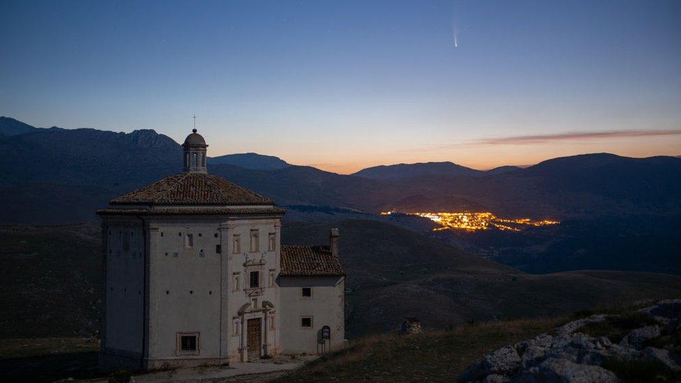 Comet-Neowise-mountains-Italy.