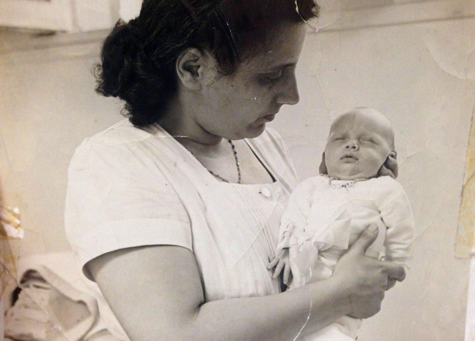 Hildegarde Couney holds Carol Boyce Heinisch