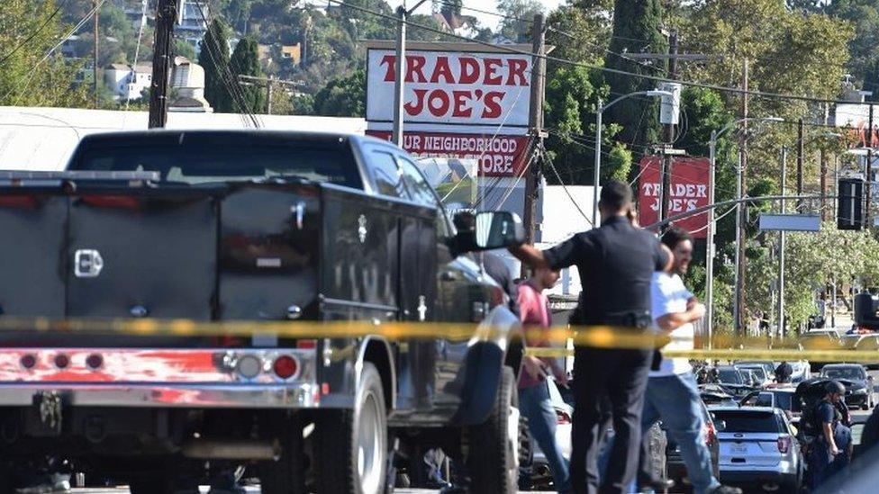 Police officers guard a supermarket with a barricaded suspect in Los Angeles. Photo: 21 July 2018
